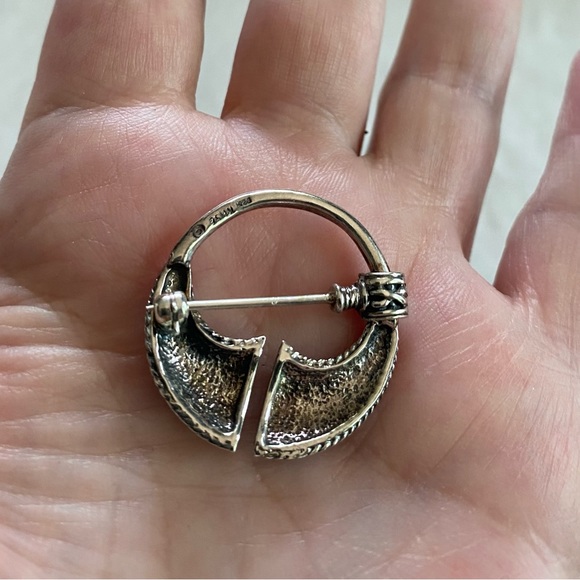 Penannular Irish Brooch - Picture 3 of 8